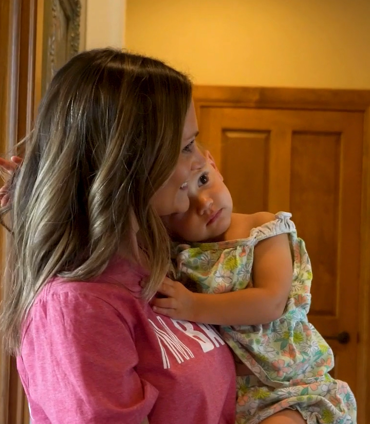 Kelly I'm Back - Kelly holding her daughter